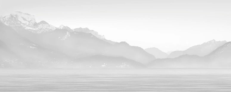 Annecy e il suo tranquillo lago carta da parati in bianco e nero