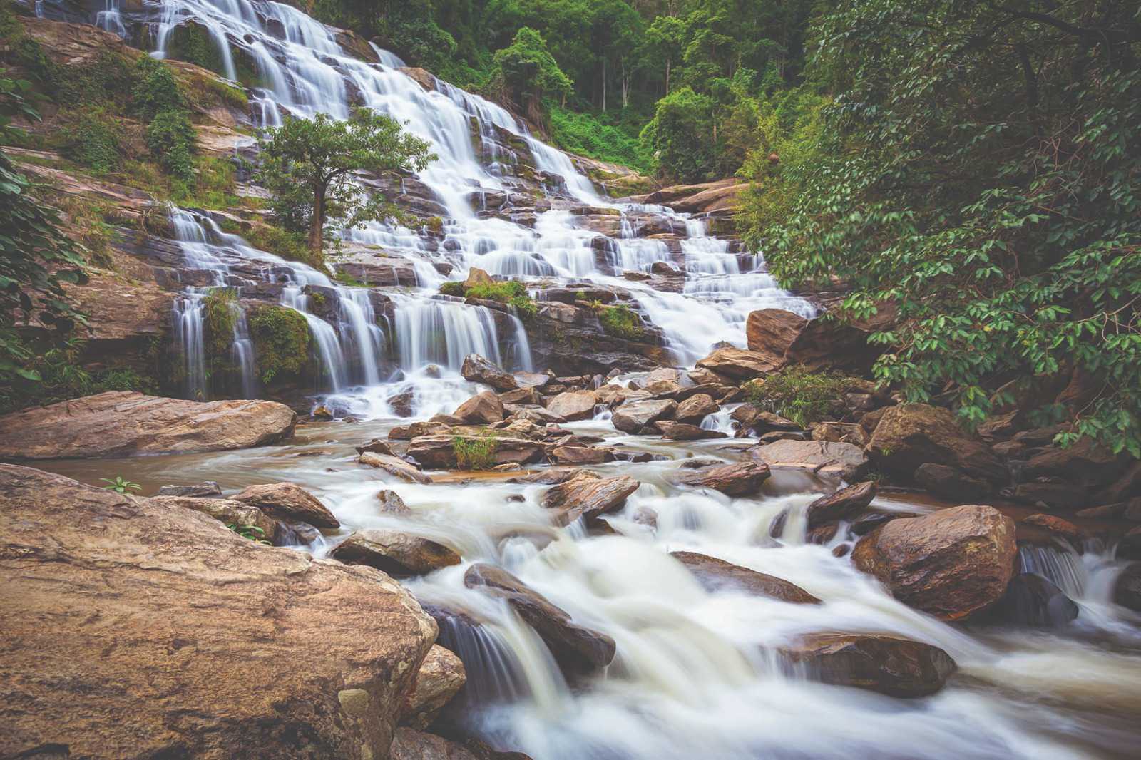 Papier peint photo Cascade en montagne, XXL, tendance