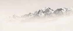 Papier peint Mont Blanc dans la brume sépia